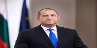 Партия МИР (Морал, Инициативност, Родолюбие) пусна онлайн петиция в подкрепа на президента Румен Радев за втория мандат. В нея МИРяните призовават всички честни, почтени, морални, инициативни и родолюбиви българи да подпишат петицията и да подкрепят президента Румен Радев за втори мандат. “С високия си морал президентът Румен Радев се доказа като единствения стожер на българското общество, отстояващ върховенството на закона и българската държавност. Със своята принципност президентът Радев е единствената бариера срещу беззаконието, лобизма, корупцията, разпадането на държавността и настъплението срещу гражданските свободи в България”, пишат от партия МИР в публикуваната от тях петиция. Припомняме, че МИР беше първата партия, която официално подкрепи Румен Радев за втори президентски мандат веднага щом той обяви, че ще се кандидатира. Партията стана популярна през февруари месец 2020 г., когато обяви за своя и за национална кауза провеждането на честни избори в България чрез машинно гласуване и стартира протест и палатков лагер пред Министерския съвет, чрез което успя да се пребори за въвеждането на машинното гласуване. Партия МИР участва активно и на консултациите за честни и прозрачни избори при президента Румен Радев през януари месец тази година. “Присъединяваме се към милионите български граждани, които ежедневно демонстрират пълното си доверие и подкрепа към президента Румен Радев и застават плътно зад него в битката му с мутрите, мафията и олигархията”, пише още партия МИР в онлайн петицията. От партията са убедени, че милиони българи ще подкрепят петицията в подкрепа на президента Радев за втори мандат. От МИР обявиха, че веднага след парламентарните избори ще инициират дискусия на всички партии, граждански и неправителствени организации, които подкрепят президента Радев, за да може да се обединят и да вземат заедно решение за начина и механизма, по който ще бъде издигната кандидатурата на Радев за втори президентски мандат. “Президентът Радев застана зад българските граждани в битката им за справедливост в родината. Сега е време всички ние, без да се делим на партии, леви или десни, да застанем и безусловно да подкрепим президента Радев. Само той може да обедини всички нас за постигане на общата ни цел и кауза - да изхвърлим веднъж завинаги физическите, икономическите и политическите мутри на прехода. Само така ще можем да сложим край на българския преход, което е национална и надпартийна кауза“ заявяват още от МИР.