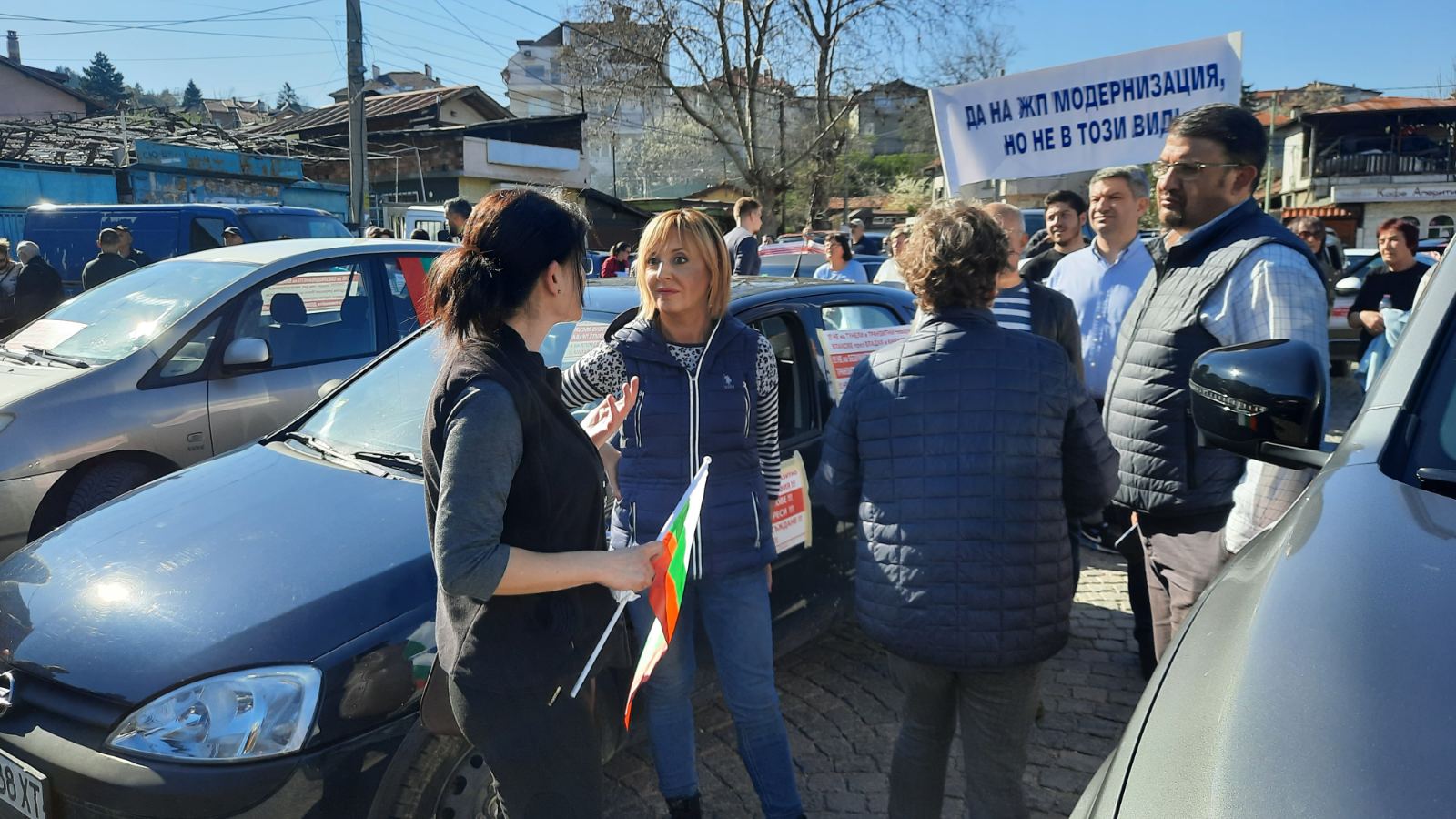 Манолова на протеста на Владая и Княжево: Транспортният министър да дойде спешно в парламента за ЖП трасето