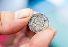 Венециански монети с образа на Иисус Христос на трон откриха бургаски археолози